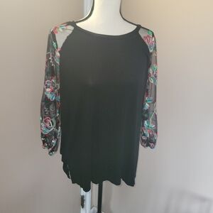 Firm! Floral Sleeve Black Top